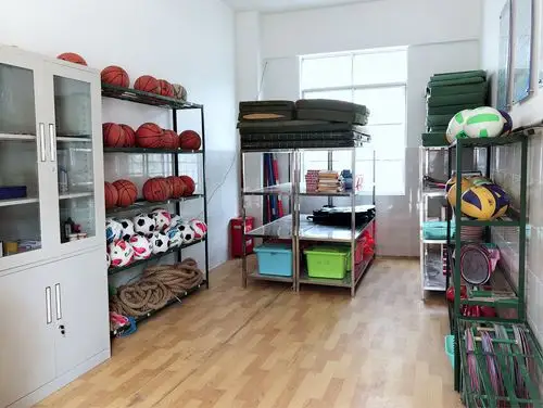 器材室管理及活动场地情况平塘小学     下图为平塘小学体育器材室