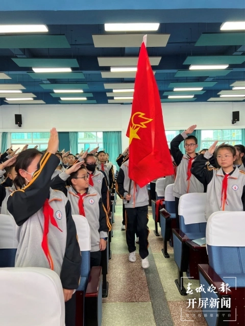 昆明市明德民族中学党总支书记李俊,德育处主任赵杰,德育处副主任姜彦