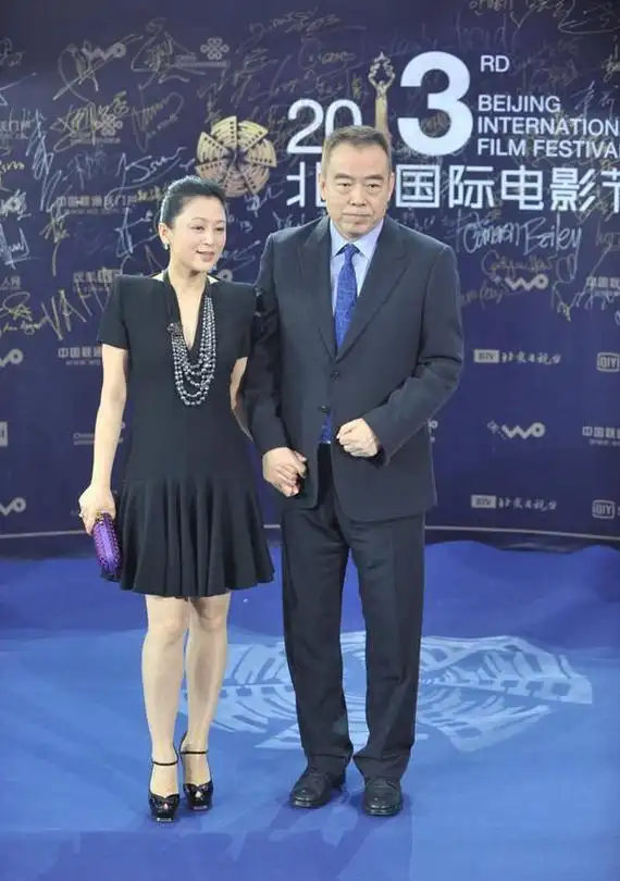 陈红跟老公同框,穿啥都是51岁女人,但跟儿子在一起时穿啥都少女