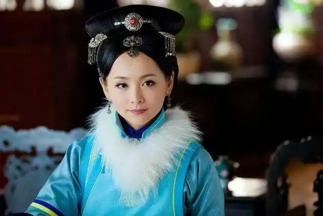 北京人,是满洲镶黄旗人,礼部尚书的女儿,是嘉庆皇帝的第二任皇后.