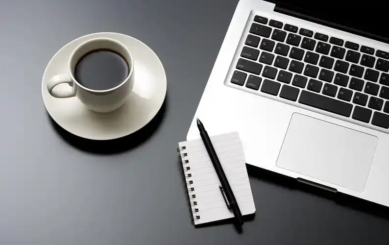 简约商务风黑色背景办公桌面排列背景幻灯片图片