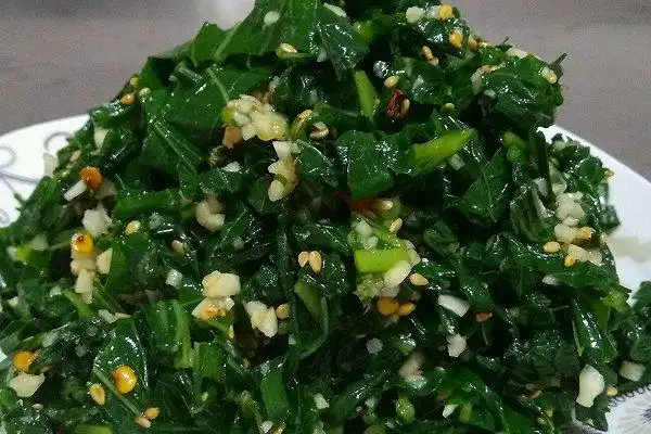 凉拌苏子叶  主料 苏子叶1把(大概100片左右)    盐1小勺    醋适量