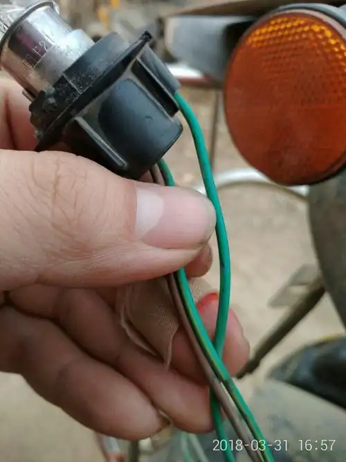 请大家看看我接的踏板车后刹车开关接线哪里接错了导致刹车灯不亮谢谢