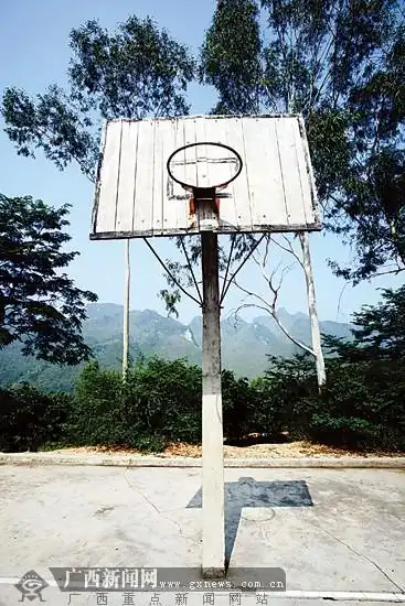 马山独秀小学获赠一批体育器材新篮球架安全耐用