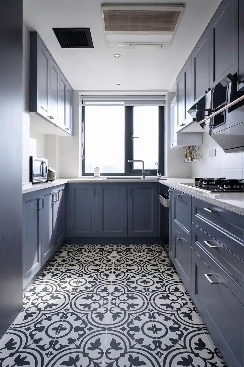 厨房用到了花砖铺设地面,并用雾霾蓝的橱柜点缀空间.