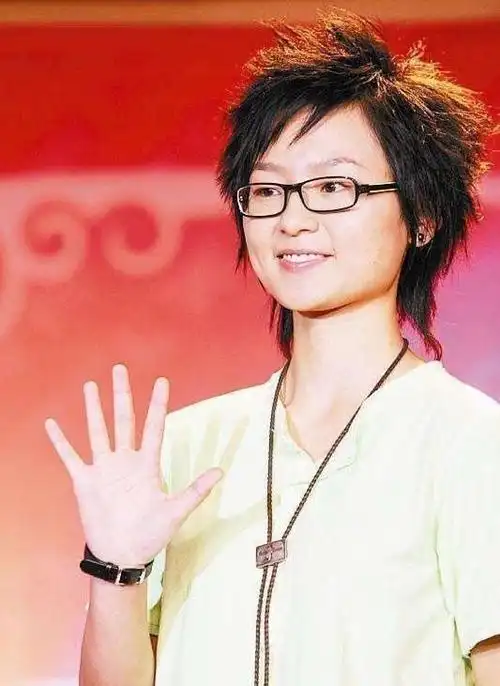 在《超女》的舞台上一鸣惊人的周笔畅,随后被天语传媒慧眼识珠签约旗