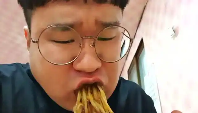 韩国大胃王小胖哥,试吃特色拌面和菜角,大口大口吃的好过瘾