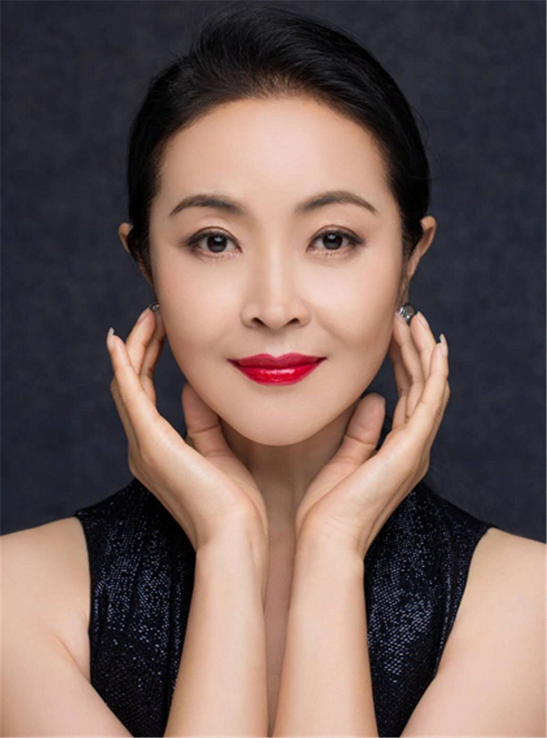 她在《人民的名义》里"心胸开阔",在现实中性感大方!