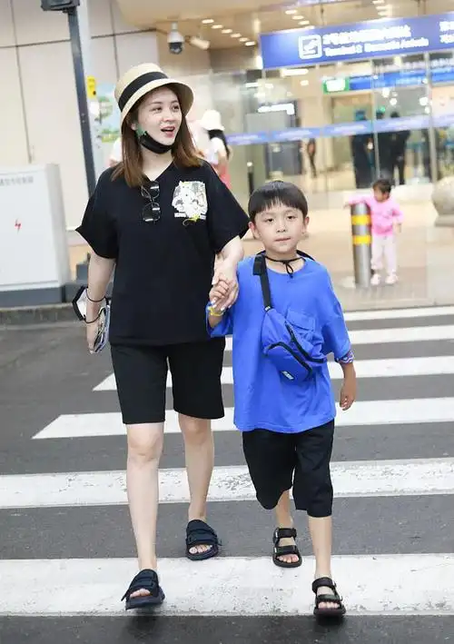 邓莎8岁儿子大麟子现身,双手抱零食天真可爱,锅盖头造型显呆萌