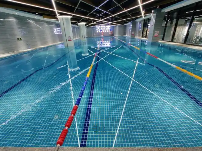 高端健身房,室内恒温游泳池一年四季开放