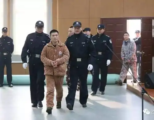 黑社会团伙穿睡衣上法庭