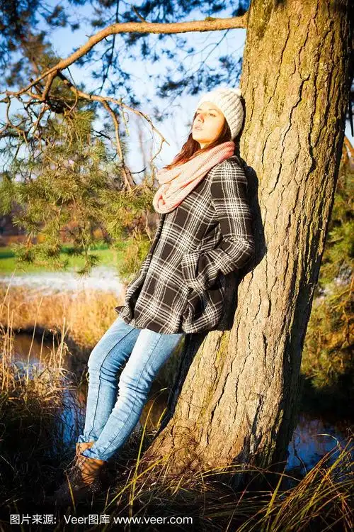 年轻女子在树上休息