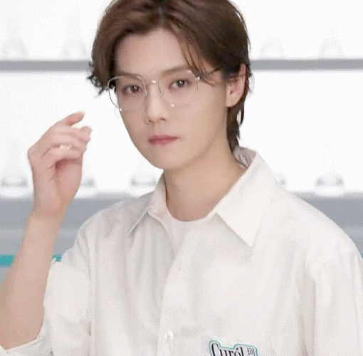 鹿晗中国联通创新合伙人#04#福鹿相伴卡#看到戴眼镜的小鹿你会想到