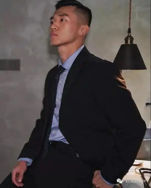 寸头肌肉男黑皮重庆崽儿正装自拍太帅了