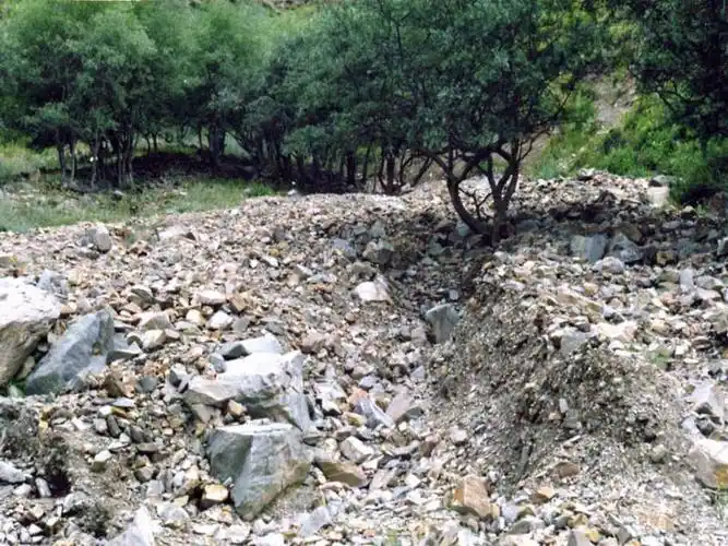 p>堆积物是在一定的地质条件下,通过快速侵蚀,搬运形成的产物,它包含