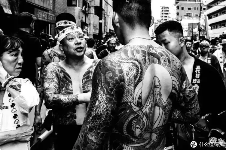 但是大家应该不难想象:杯子全身不满了黑色条纹,像是山口组的黑帮纹身