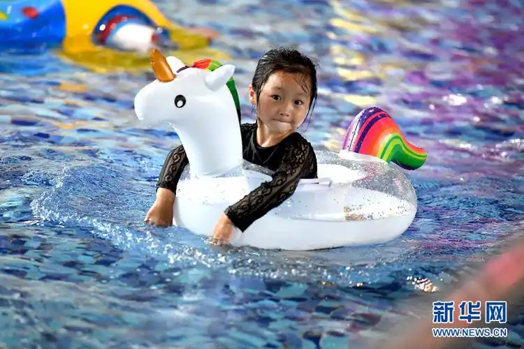 7月21日,小朋友在安徽省亳州海泉湾汤王温泉水上乐园戏水纳凉.