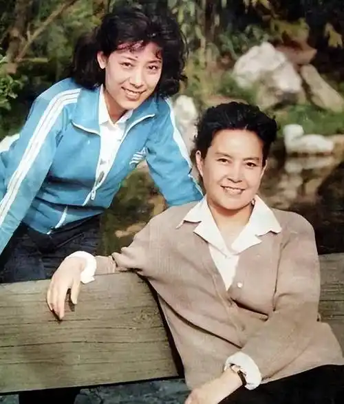 关牧村和王星军离婚32年后,她带儿子改嫁高官,他却一直保持单身_母亲_