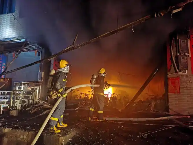 接警后,高州宝光消防救援站立即出动3辆消防车15名消防指战员赶赴现场