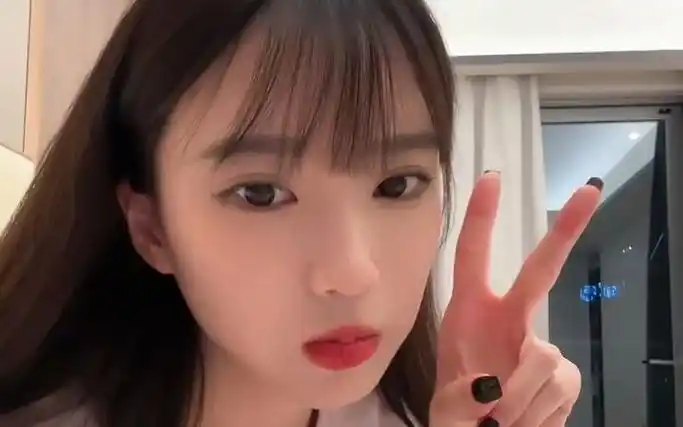 小苏菲穿睡衣在床上性感直播,可爱捏!