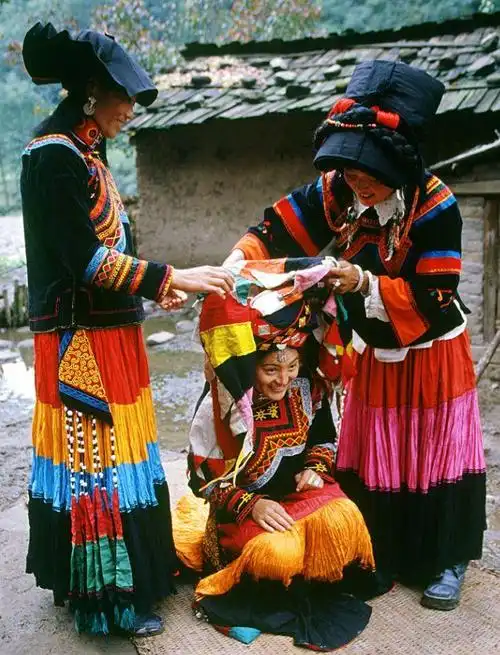 彝族服饰是穿在身上的历史(民族文化凉山图鉴系列之)(9)