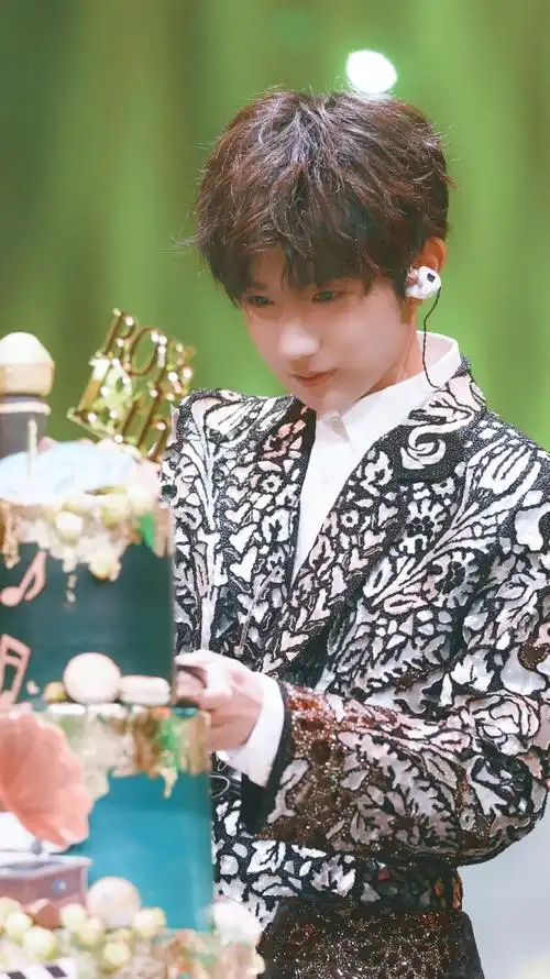 roy wangs music walk#王源可能再过五年还会被人问"成年了吗"成年