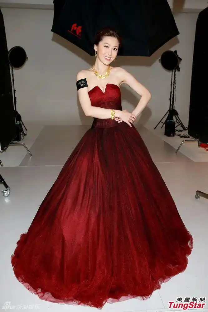 周丽淇红裙高贵代言 称寻真爱不排除闪婚
