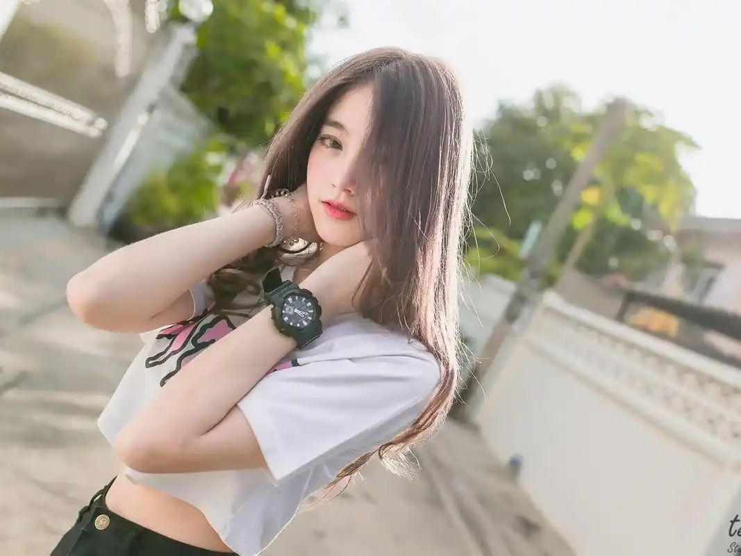 气质长发美女户外写真高清桌面壁纸