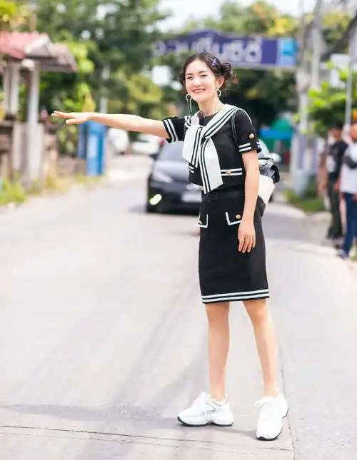 谢娜"穿回"20岁,v领针织衫配刺绣牛仔裤,这颜值哪像当妈的