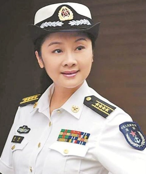 1991年,进入空政话剧团,成为人民解放军空政电视剧中心的职业演员.