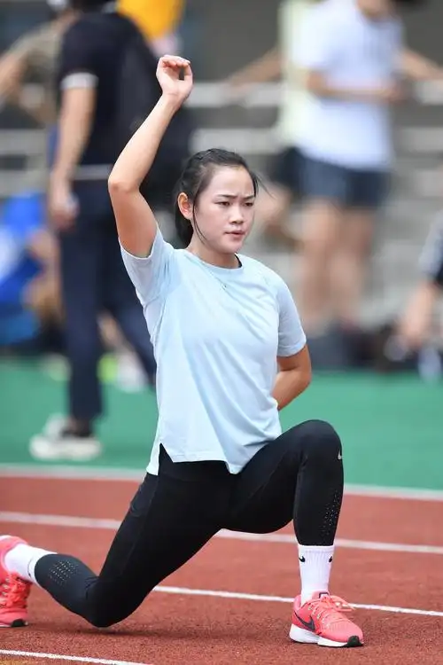 田径——全国锦标赛:运动员进行场地适应训练_选手