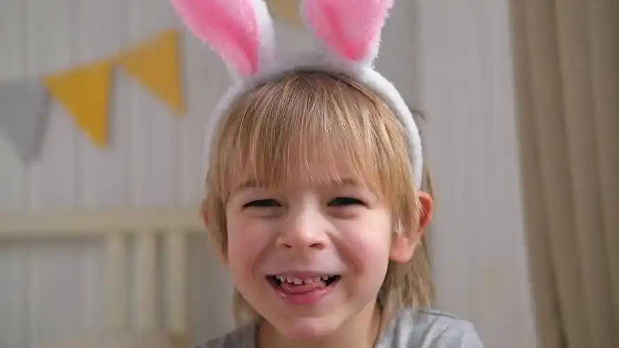 可爱的男婴肖像兔耳朵.可爱有趣的男孩在家里庆祝复活节.视频素材