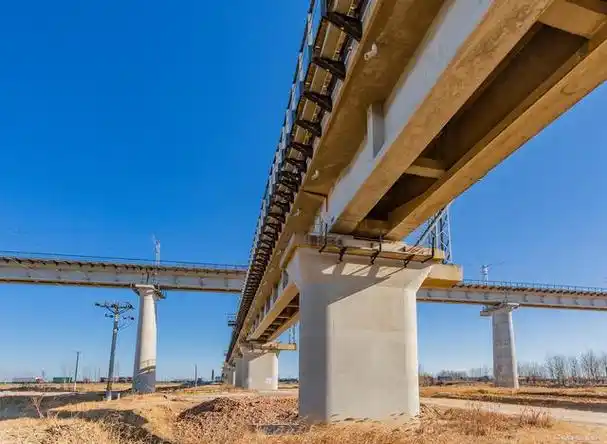 在此类大跨度桥梁中,箱梁在中间往往会有空隙,一些人认为这是为了减轻