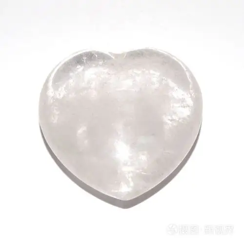 白色背景上的水晶心