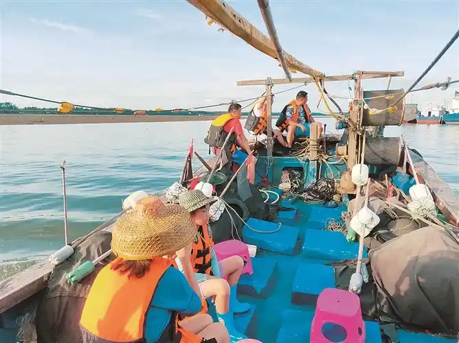 近日,光村镇泊潮居委会的渔民在泊潮湾捕鱼.