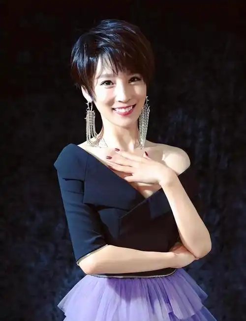 飒姐谢楠作为一名优秀的主持人,她不应只被"吴京太太"定义