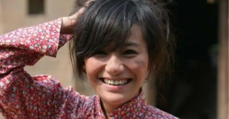 村里来了个「衣不遮体」的疯女人!老光棍把她领回家,一住就是5年!