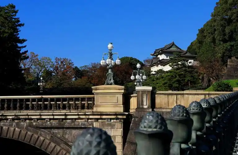 皇居位于东京市中心,环境优雅,是喧嚣的都市中难得的一片宁静之地.