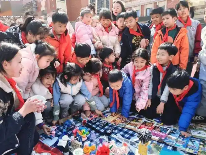 青岛哲范小学举办第一届"最美校服季"校园模特秀.