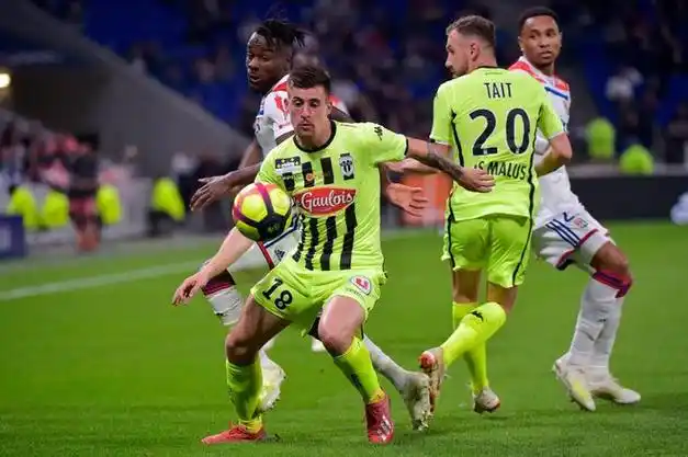 里尔球队体能维持不足爱游戏资讯里昂战意比较缺乏