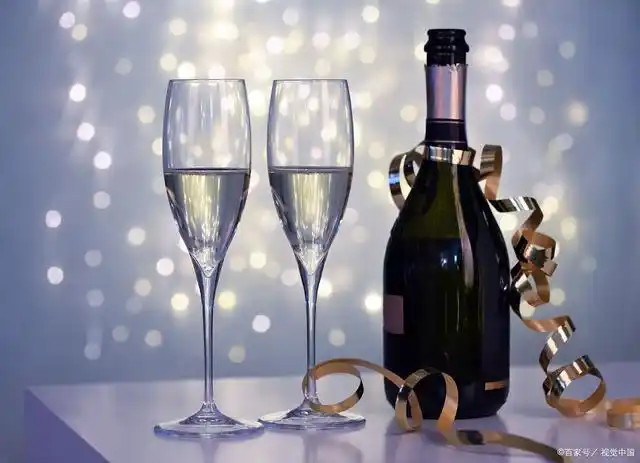 香槟是法国人最喜爱的酒精饮料,最适合饮用香槟的场合,你知道吗