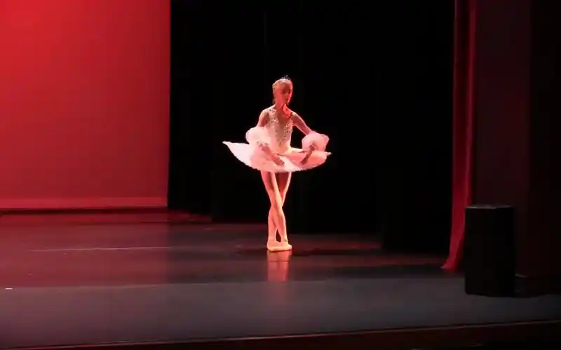 100岁高龄芭蕾舞演员完美谢幕最后的舞蹈!