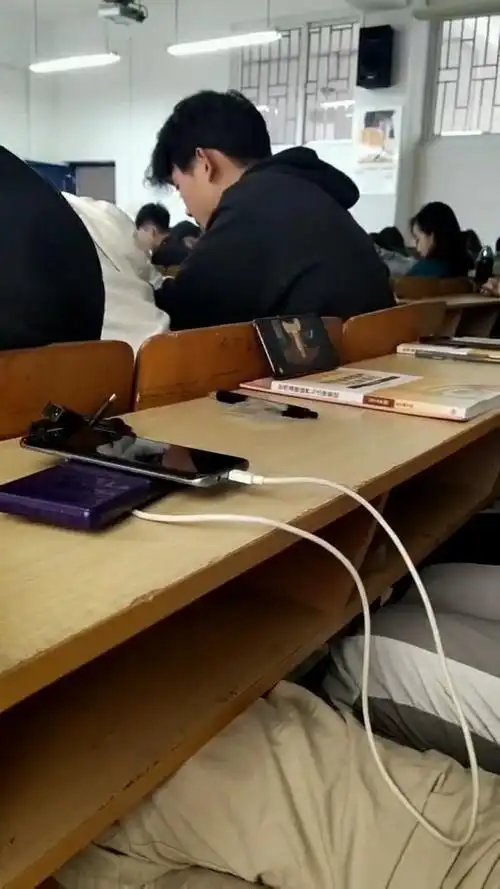 当代大学生的上课日常.