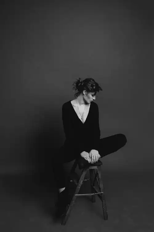 坐在凳子上的女子黑白艺术图