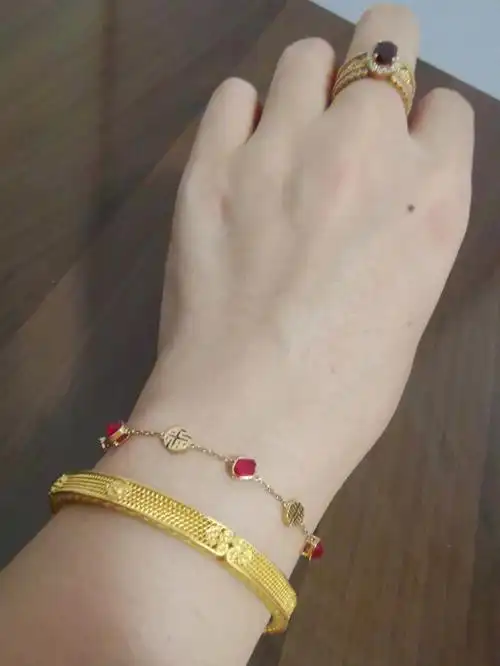 名副其实穿金戴银俗不可耐