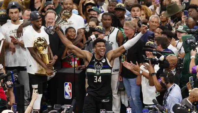 雄鹿主场105-98击败太阳,以4-2的总比分夺得2020-21赛季nba总冠军