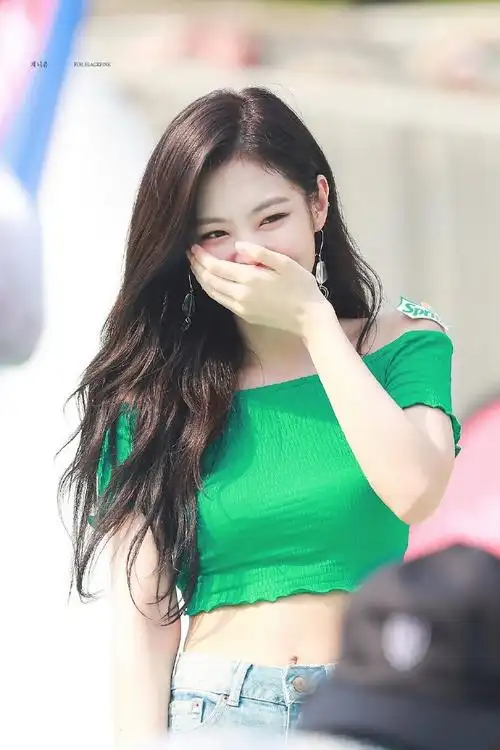 blackpink超话#jennie露背回眸照#夏日甜心@jennierubyjane雪碧妮真的