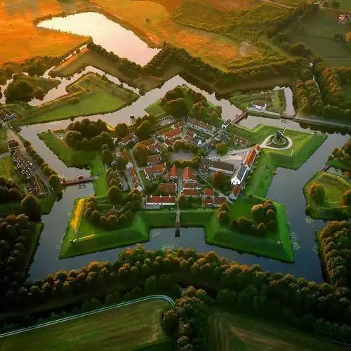 只有430人的布尔坦赫城是荷兰的一个小村庄村子因五角星的布局方式