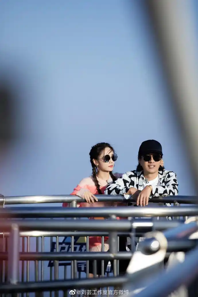 组图:郑钧刘芸《妻子的浪漫旅行》剧照写真 两人共划船轻松惬意