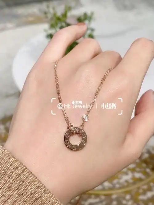 cartier love两钻小圆饼项链_卡地亚怎么样_项链_百搭_钻石_当然是